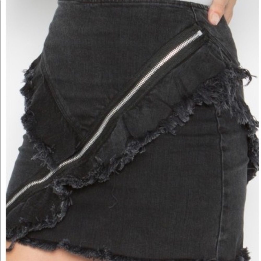 ZIPPER RUFFLE BLACK STRETCH DENIM
